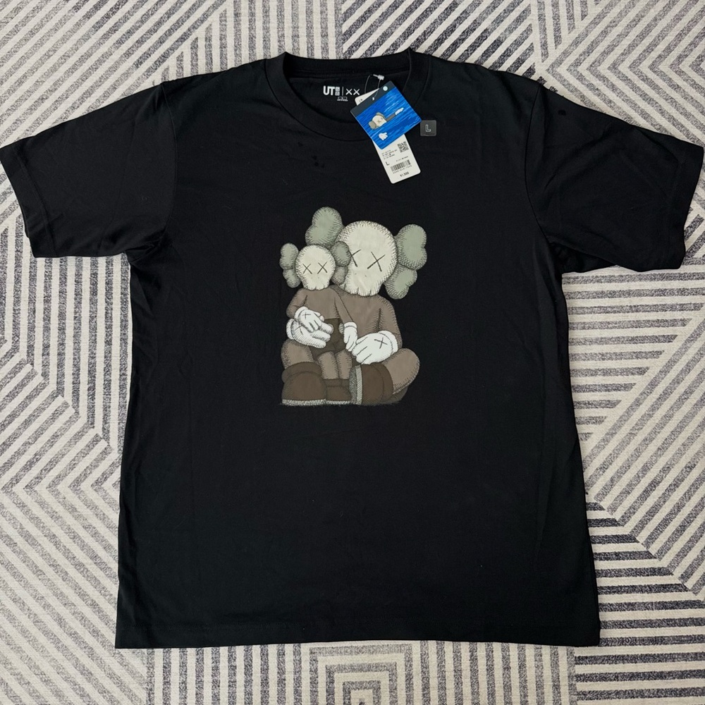 Uniqlo x KAWS UT Phaidon Limited T-Shirt Black Men’s Size Large